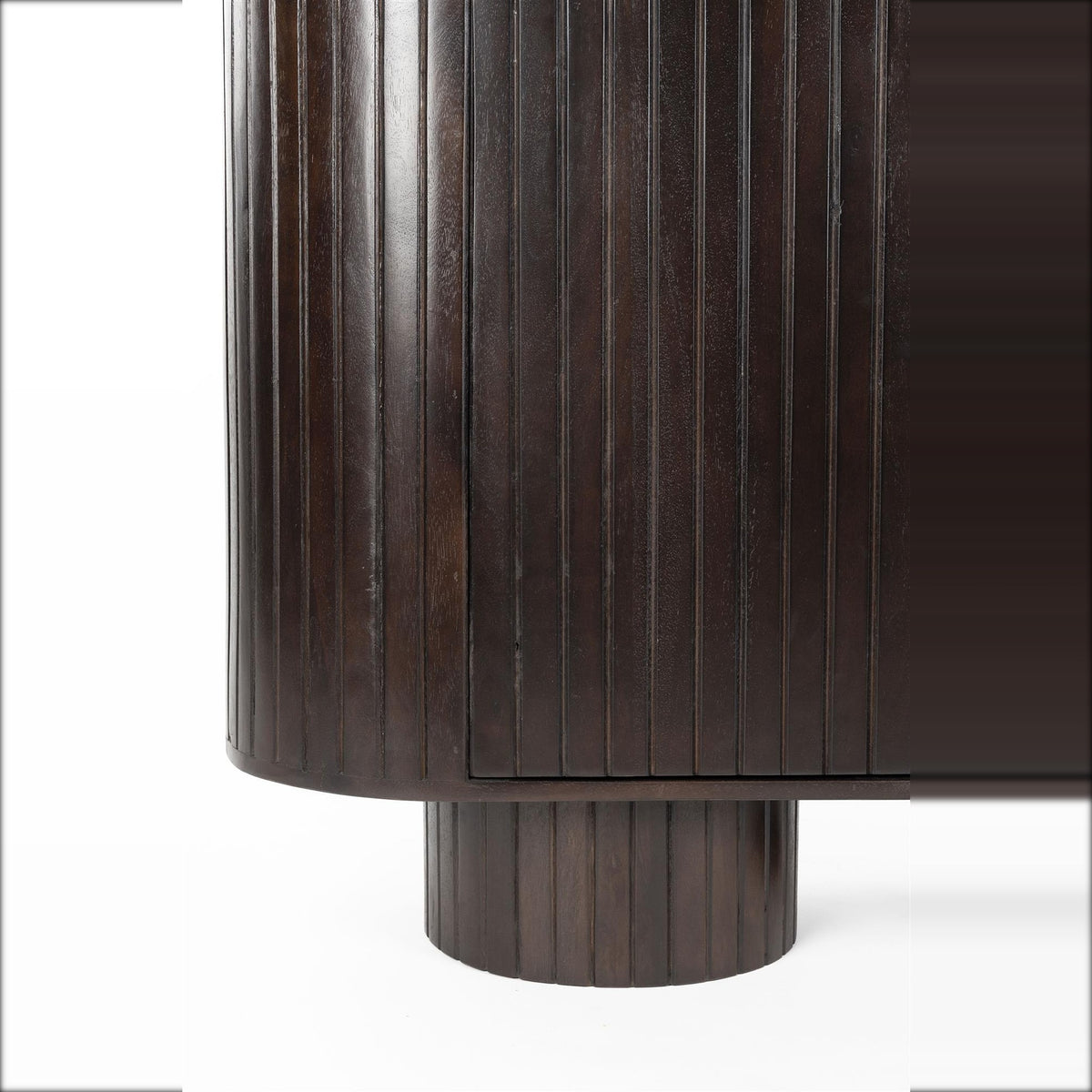 Cabinet Kenji Domestica – Round Foot Detail