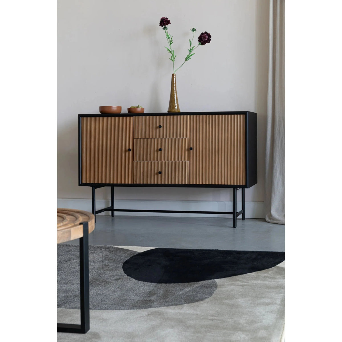 Sideboard Coztilla Black Brown Domestica – Lifestyle – Styled with Vase and Side Table