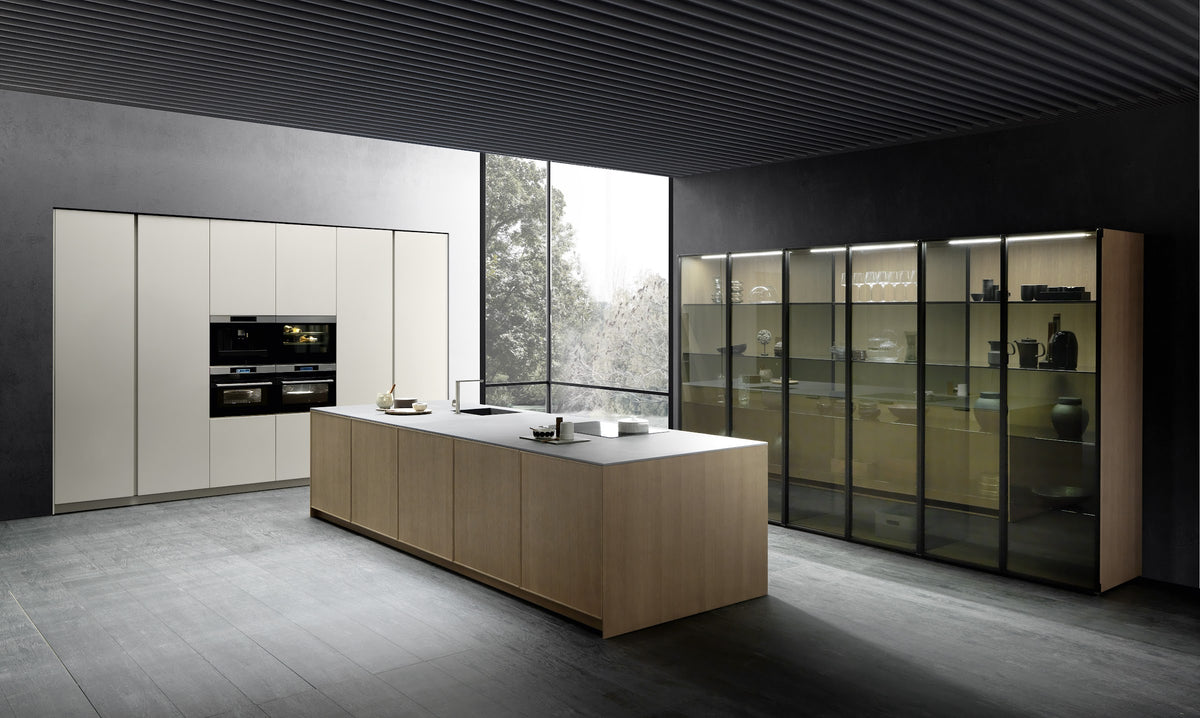 Pedini Quadra 10 kitchen with wood and glass units