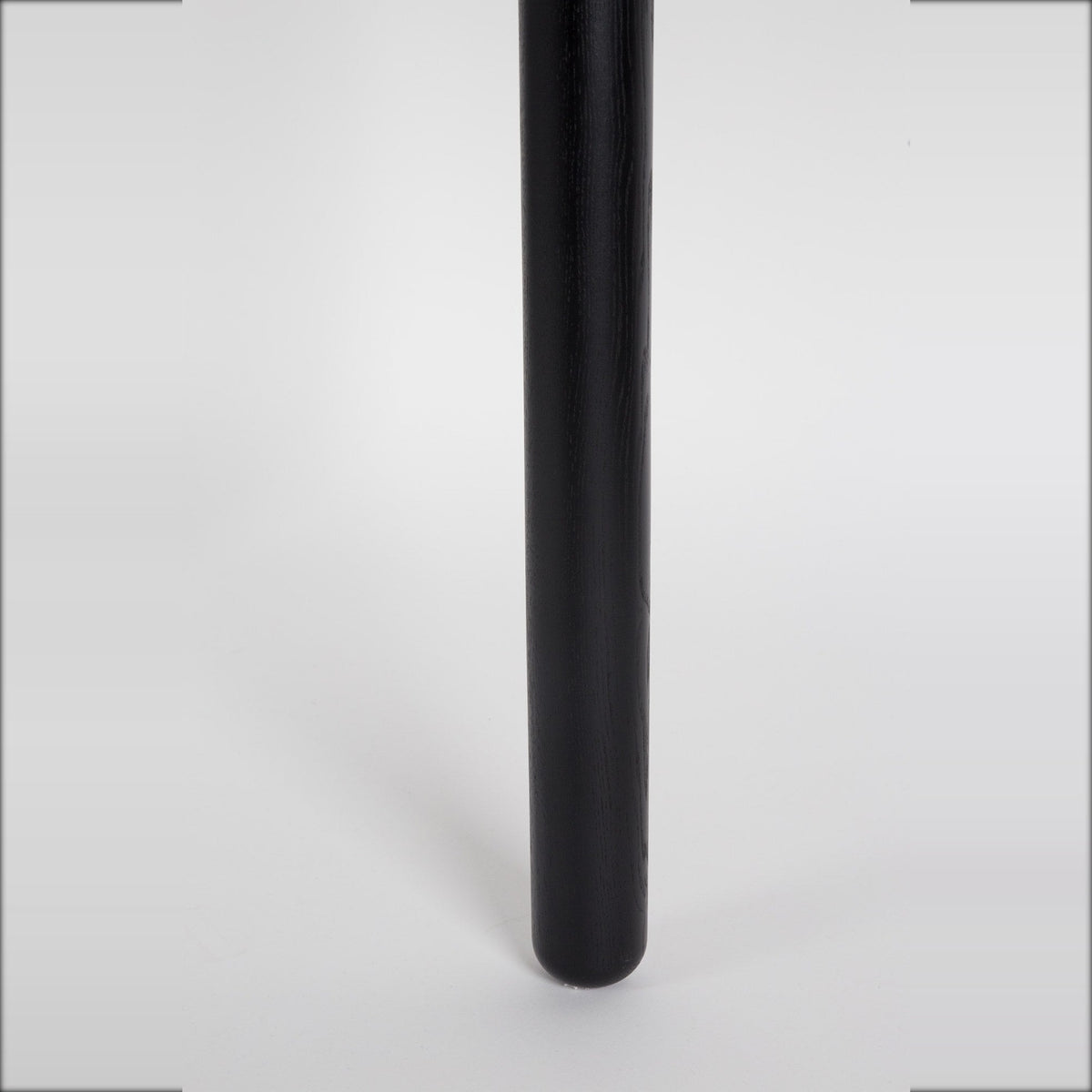 Dining Table Storm 220x90 Black Domestica – Rounded Leg Detail