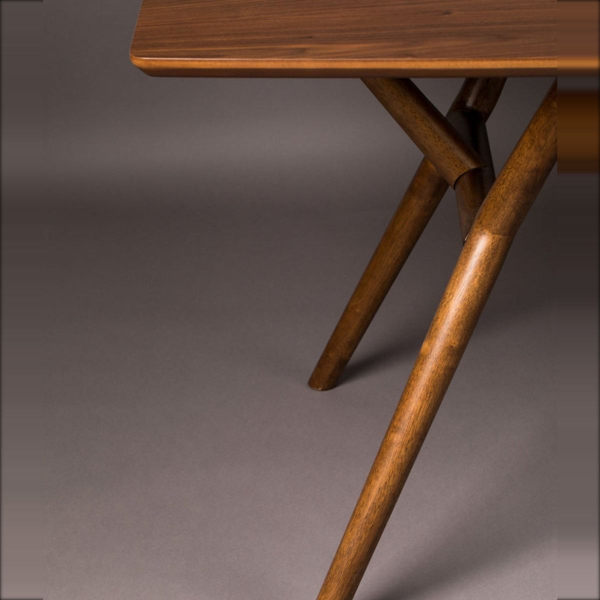 Dining Table Malaya Walnut Domestica – Tabletop and Leg Detail