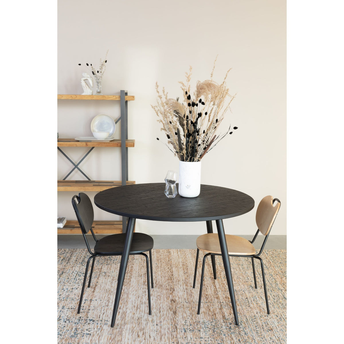 Dining Table Mo 110 Black Domestica – Lifestyle – With Chairs and Dried Flowers