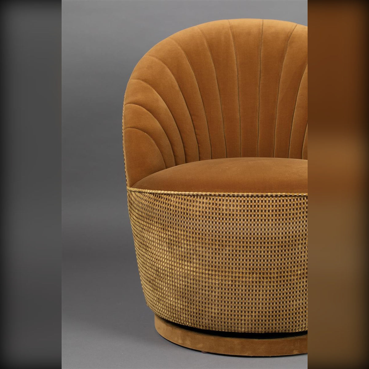 Lounge Chair Madison Whiskey Domestica – Front View with Round Base Detail
