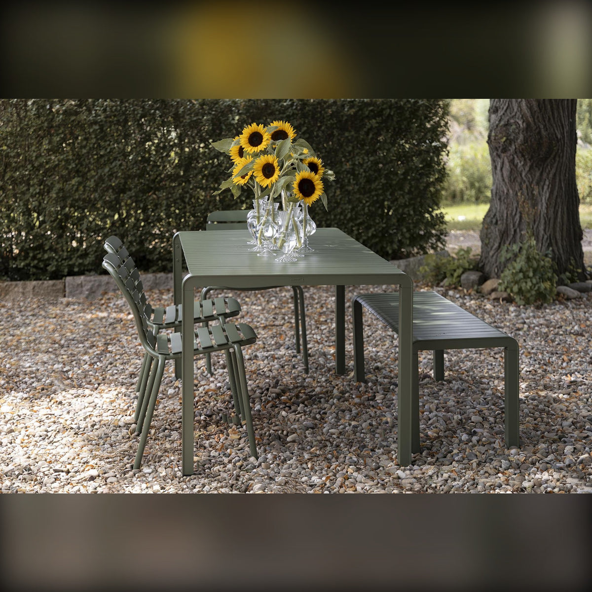 Garden Chair Vondel Green Domestica – Lifestyle – Garden Table with Sunflowers and Bench