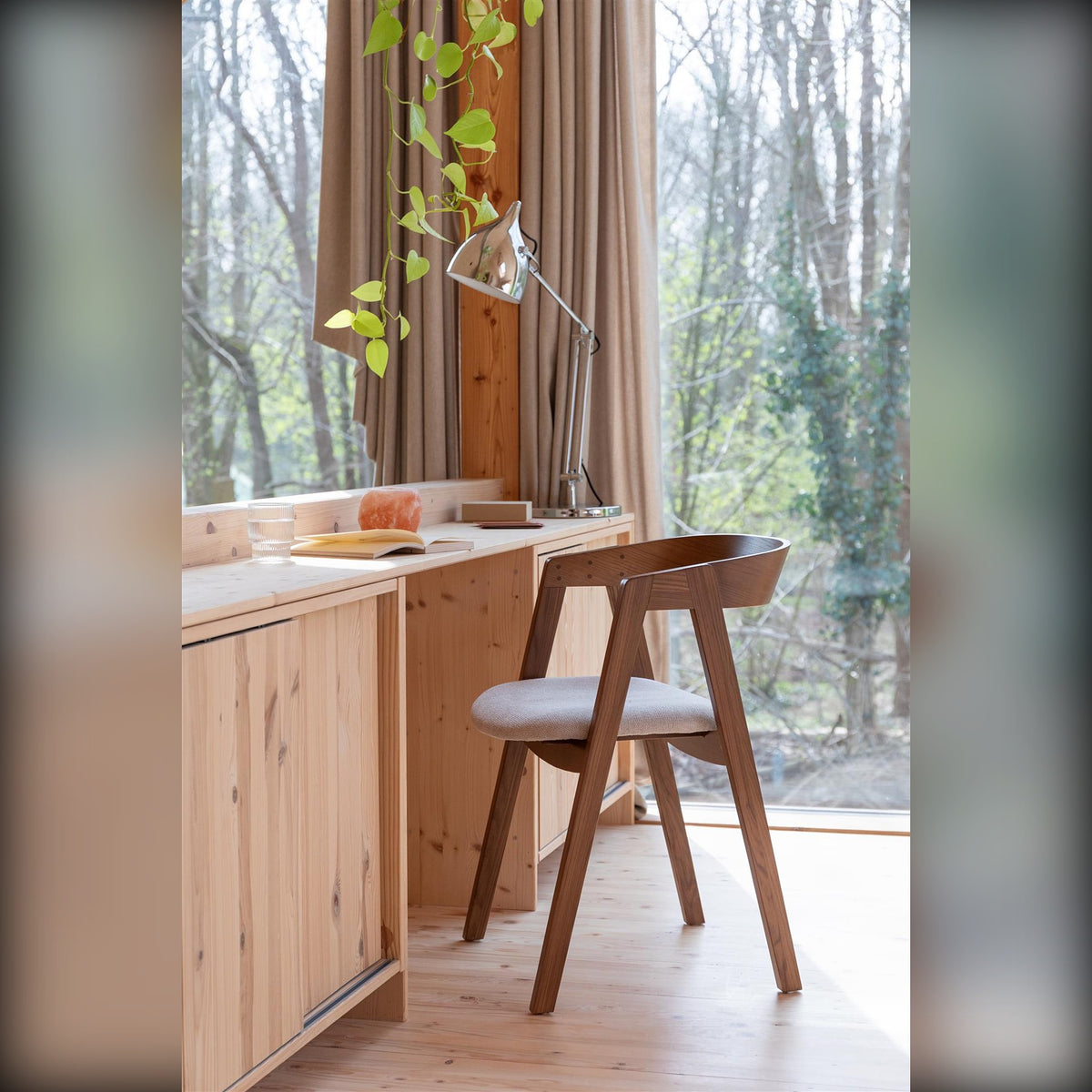 Dining Chair Mads Walnut Domestica – Lifestyle – At a Wooden Desk by a Window