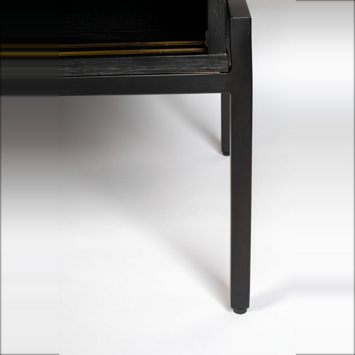 Sideboard Hardy Black Oak Domestica – Leg Detail