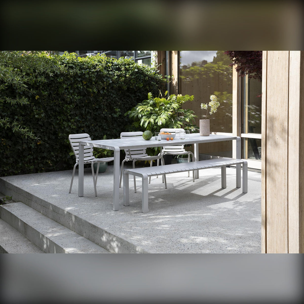 Garden Chair Vondel Clay Domestica – Lifestyle – Garden Dining Table and Chairs on a Patio