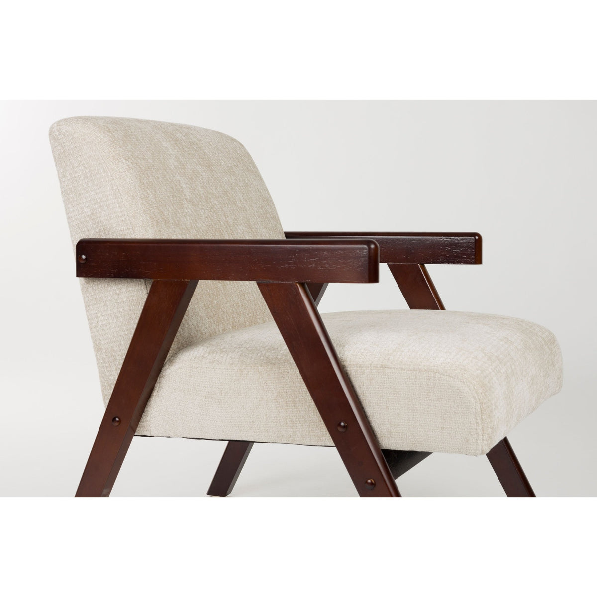 Lounge Chair Panadero Walnut Domestica – Walnut Frame and Seat Close-up