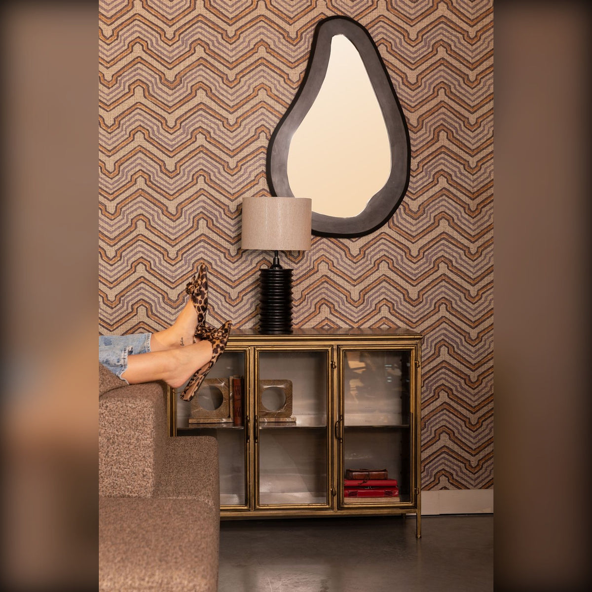 Sideboard Gertlush Gold Domestica – Lifestyle – Below a Mirror with a Table Lamp