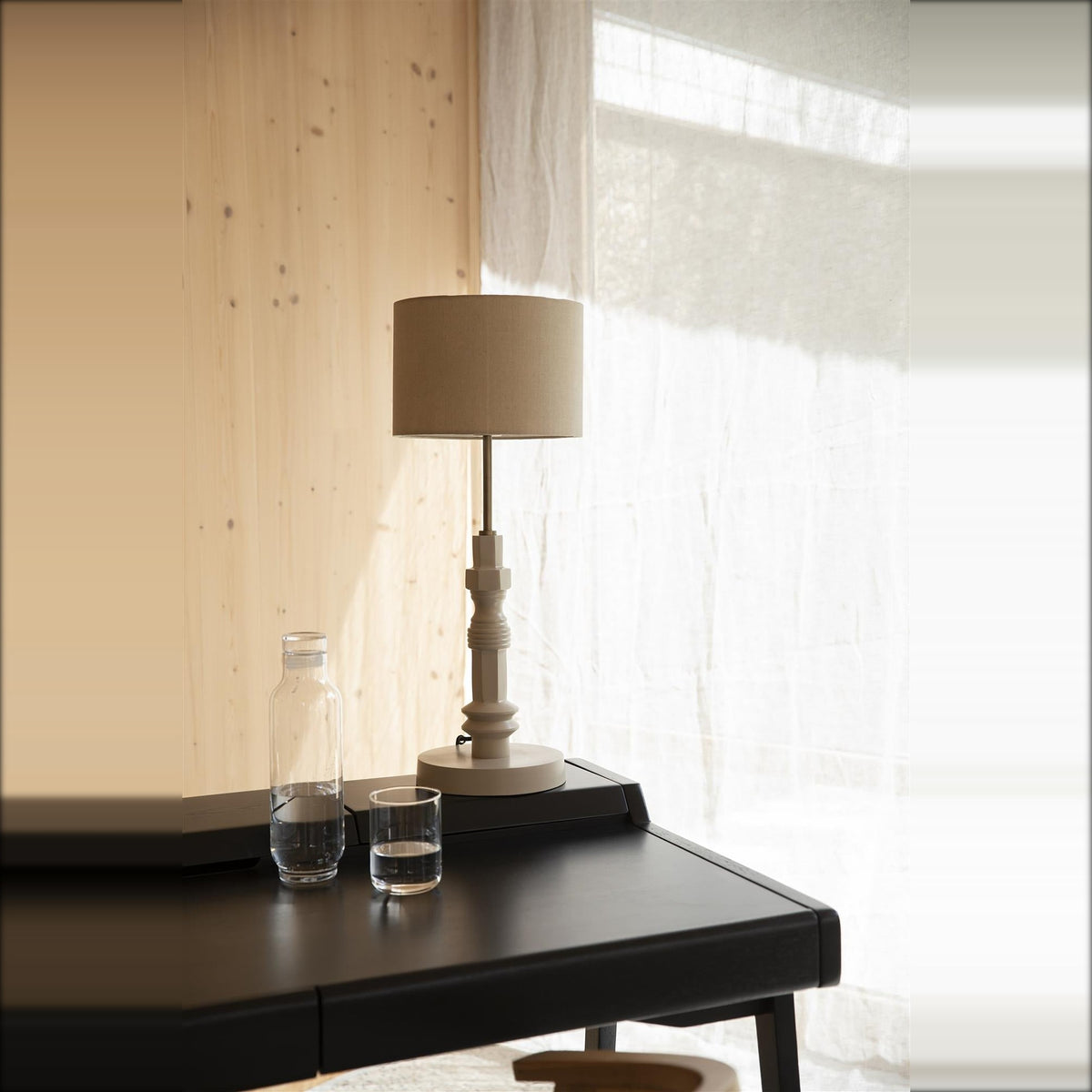 Desk Kaat Black Domestica – Lifestyle – By a Window with a Table Lamp