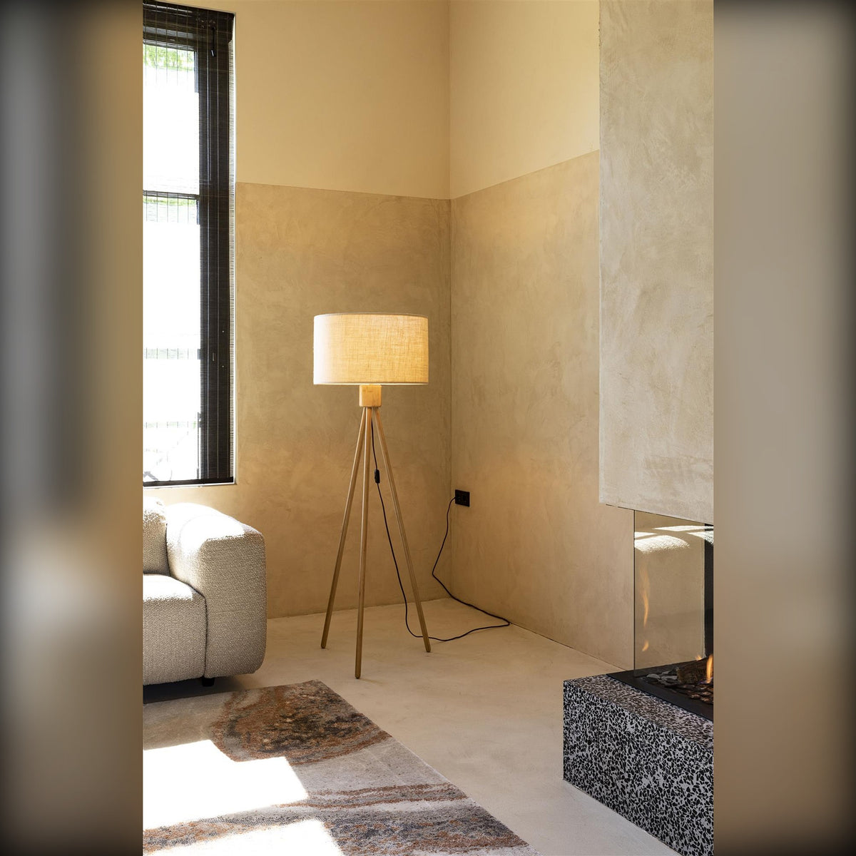 Floor Lamp Fan Bamboo Domestica – Lifestyle – Lit in a Room Corner