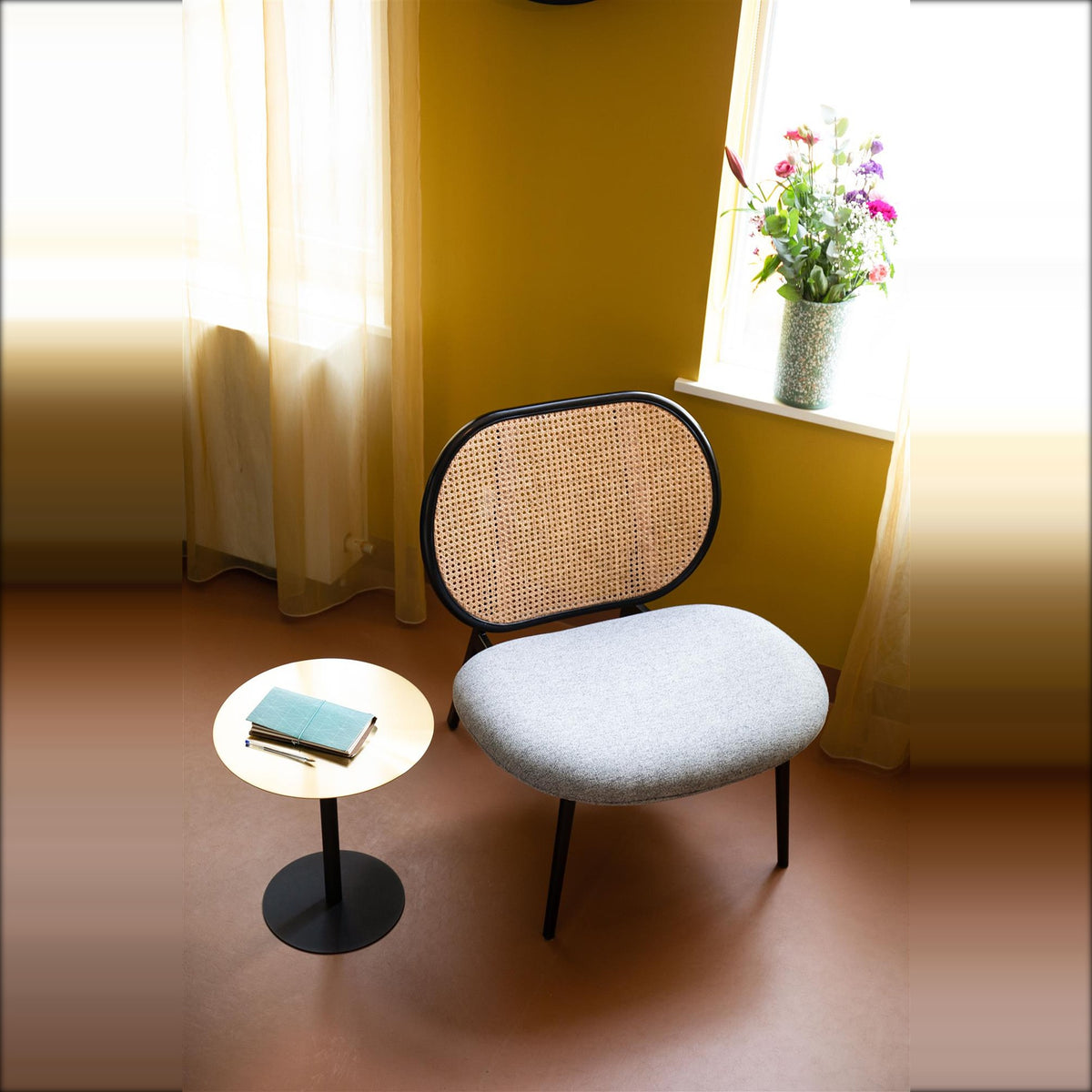 Lounge Chair Spike Natural Grey Domestica – Lifestyle – Mustard Room with Side Table and Flowers