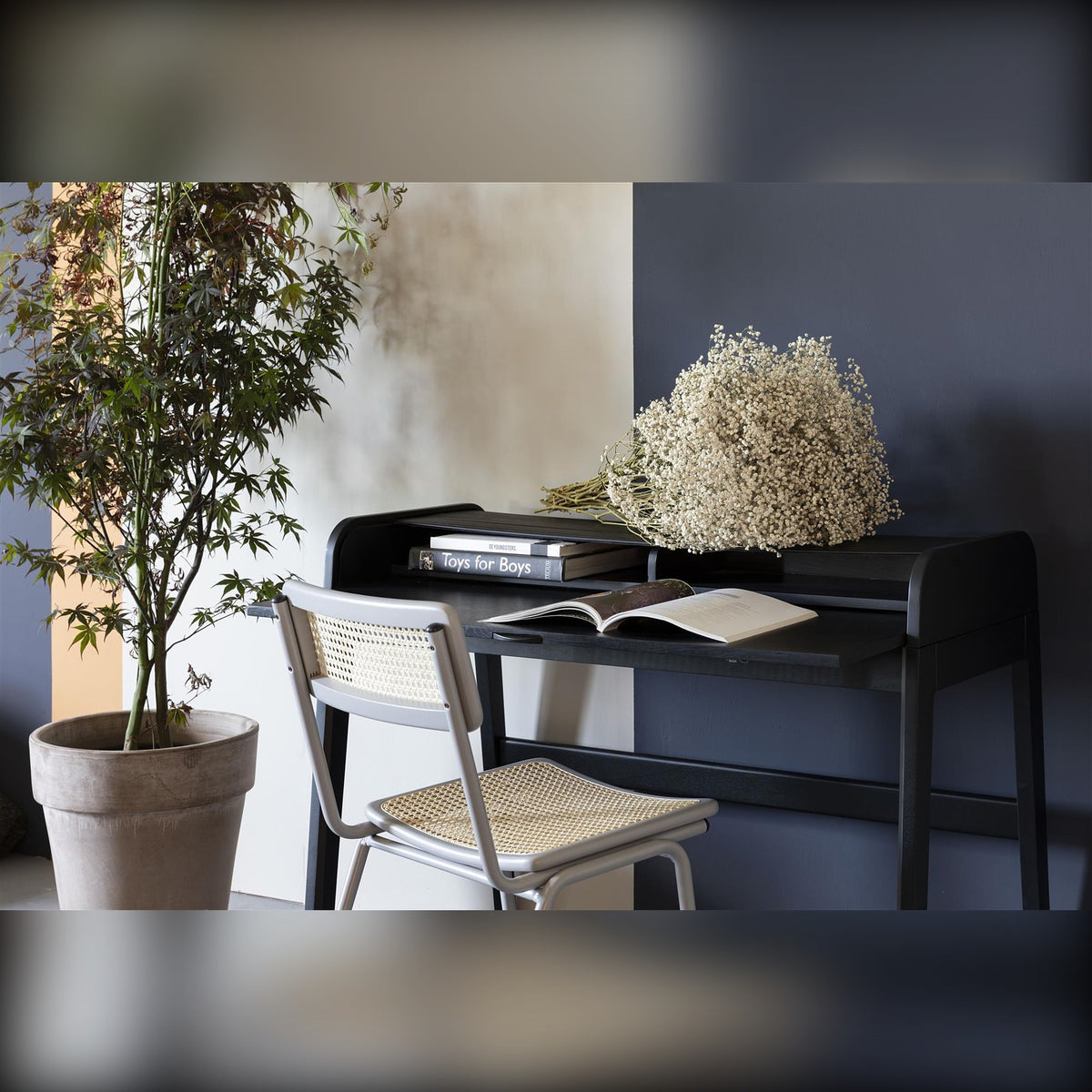 Desk Table Barbier Black Domestica – Lifestyle – With Plants and Dried Flowers