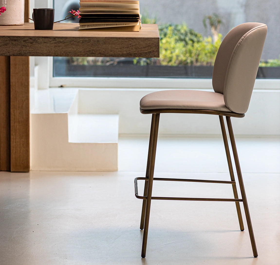 Counter Stool Sinuosa SG 65 – Sinuosa SG 65 front view on white background