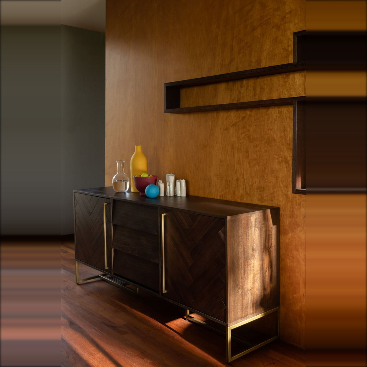 Sideboard Class High Golden Brown Domestica – Lifestyle – Against a Wood-Panelled Wall with Decor