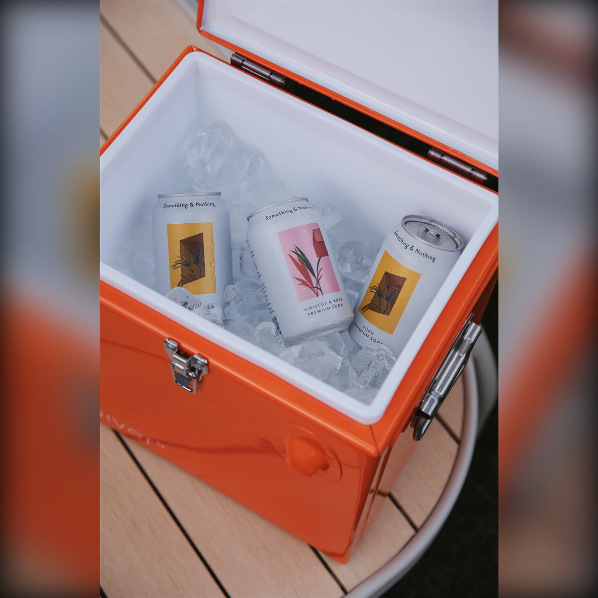 Cooler Be Cute Orange Domestica – Lifestyle – Filled with Ice and Drinks