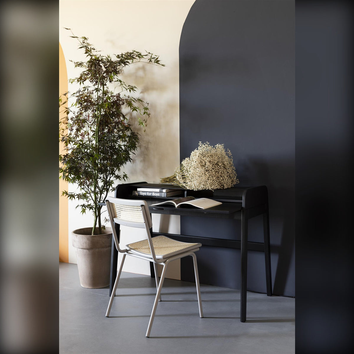 Desk Table Barbier Black Domestica – Lifestyle – With Chair and Plant by a Dark Wall