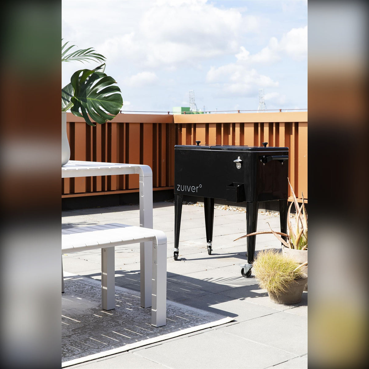 Cooler Be Cool Black Domestica – Lifestyle – On a Sunny Terrace