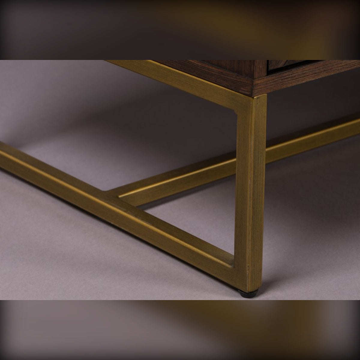 Sideboard Class High Golden Brown Domestica – Gold-Tone Metal Base Detail