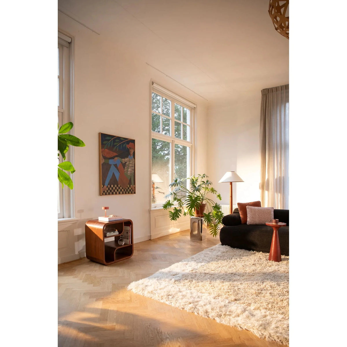 Cabinet Seven S Walnut Domestica – Lifestyle – Living Room with Rug and Plants