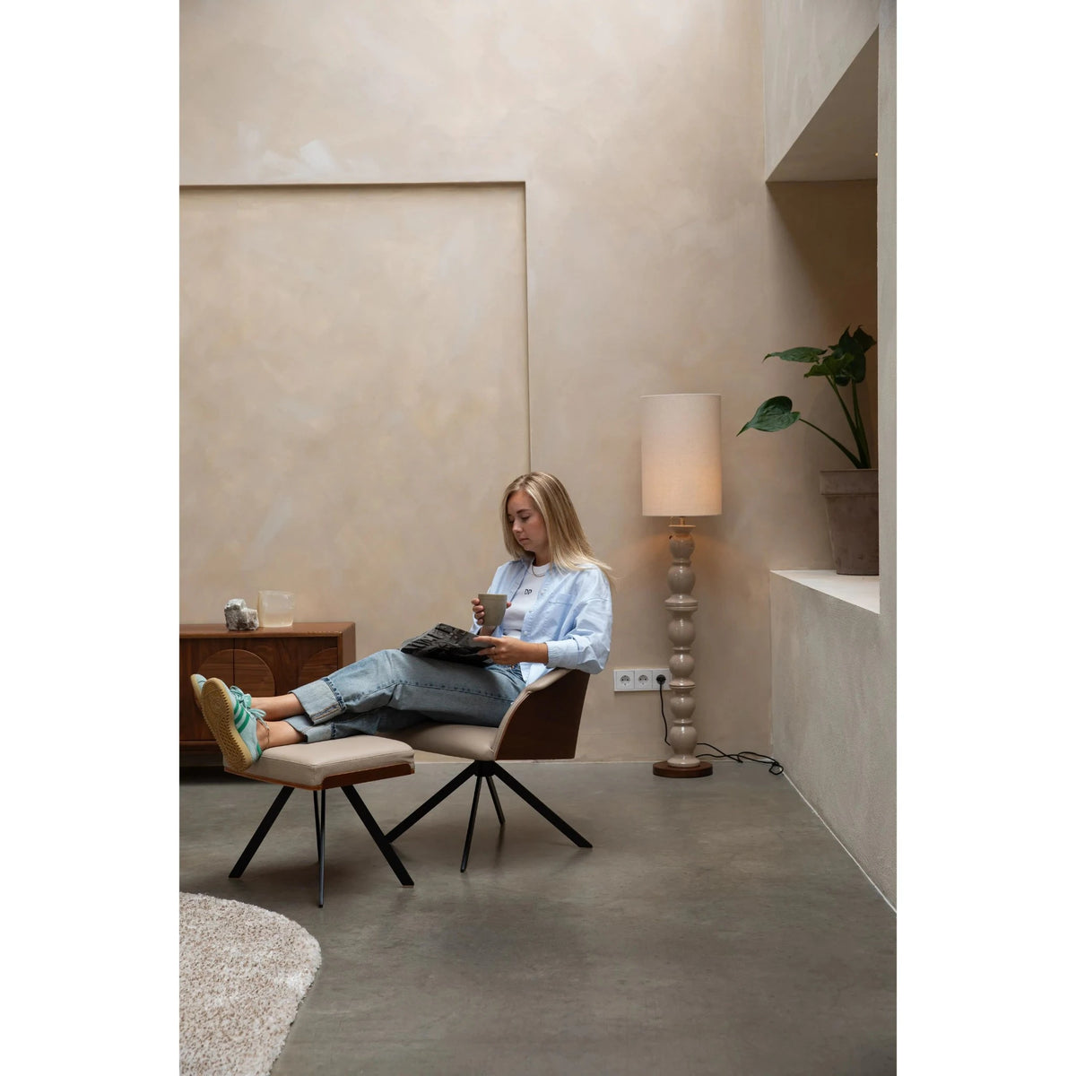 Stool Frie Beige Domestica – Lifestyle – Person Reading with Feet on the Stool