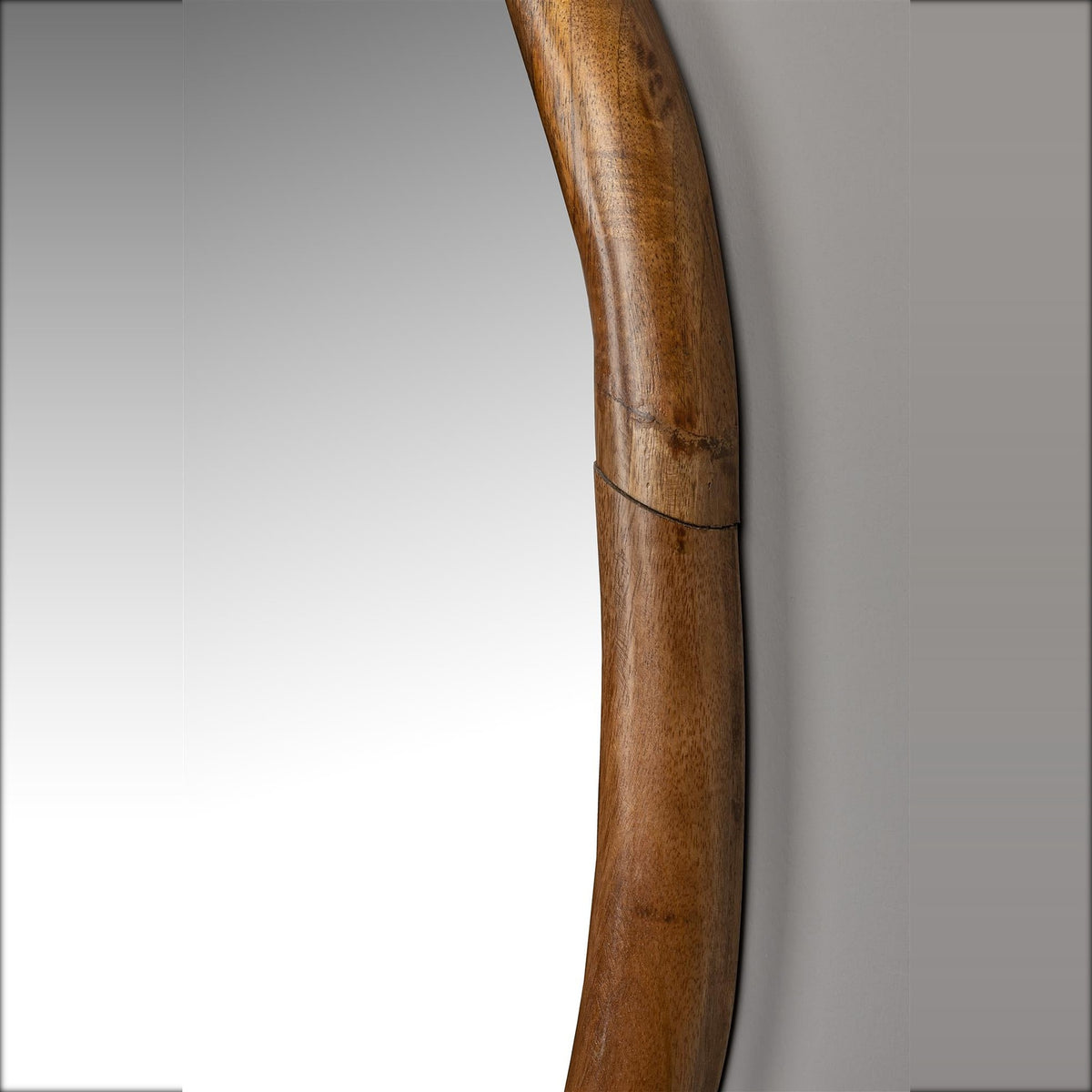 Mirror Ashley Walnut Domestica – Curved Wooden Frame Close-up