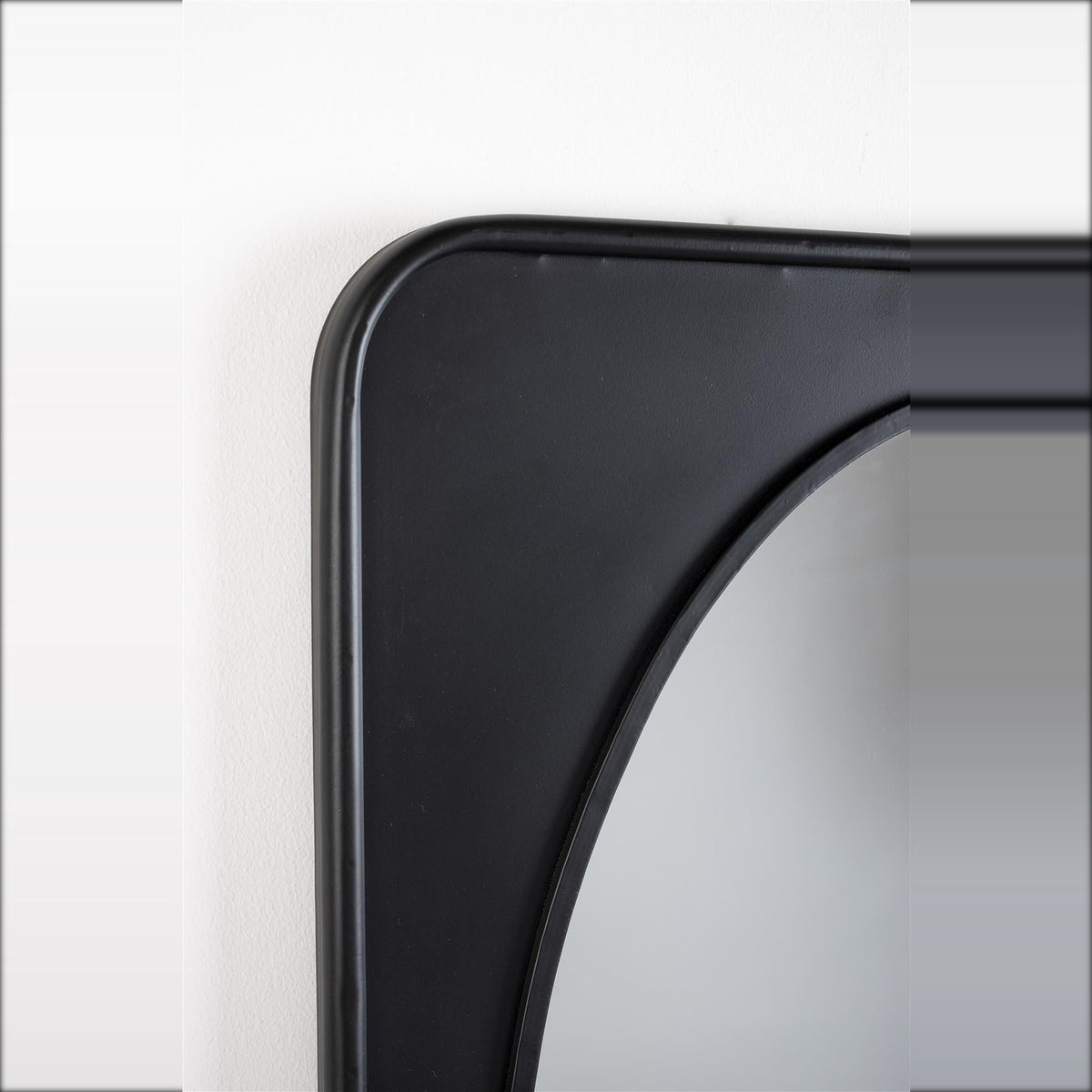 Mirror Shelf Pascal M Black Domestica – Rounded Frame Corner Close-up