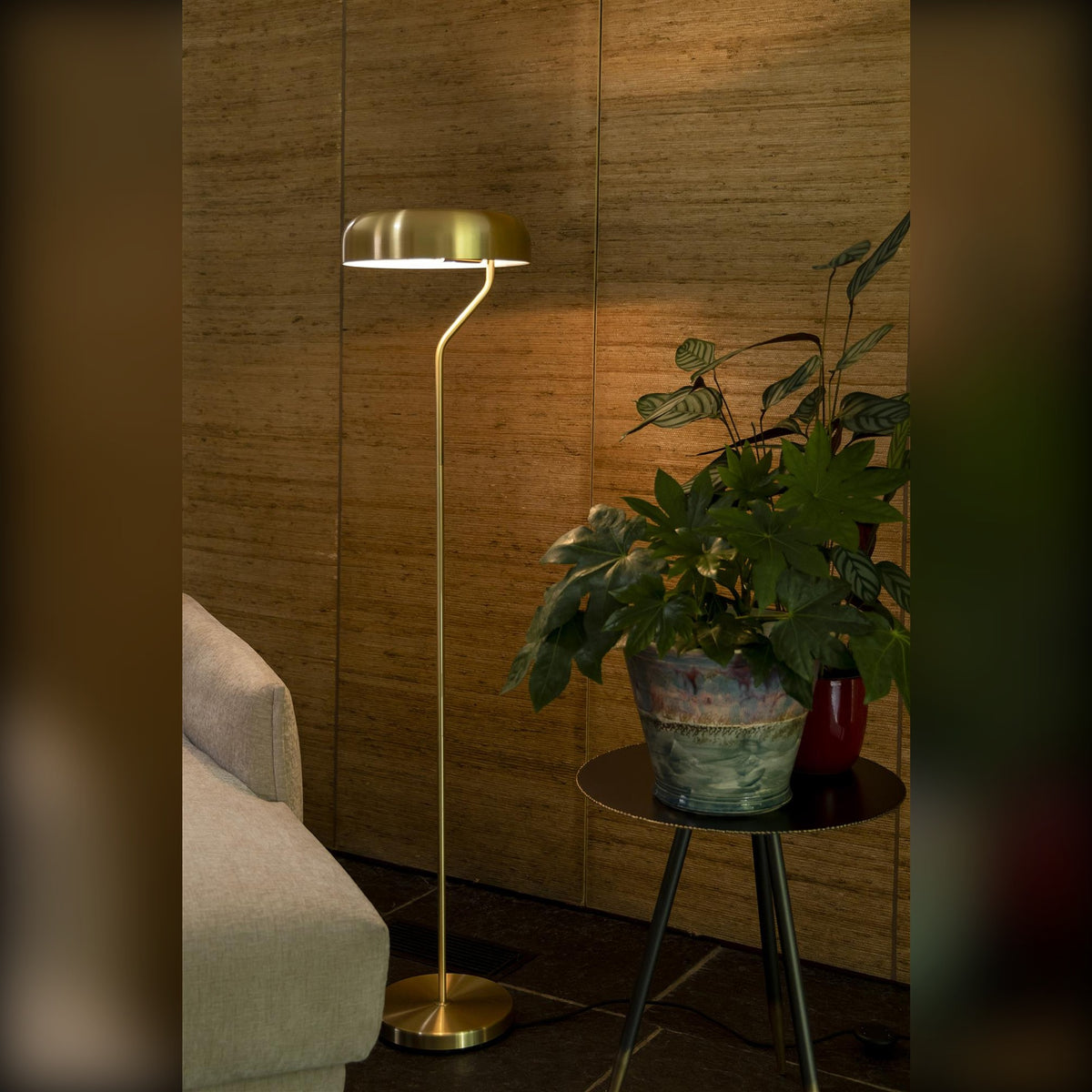 Floor Lamp Eclipse Brass Domestica – Lifestyle – Beside a Sofa with Plants