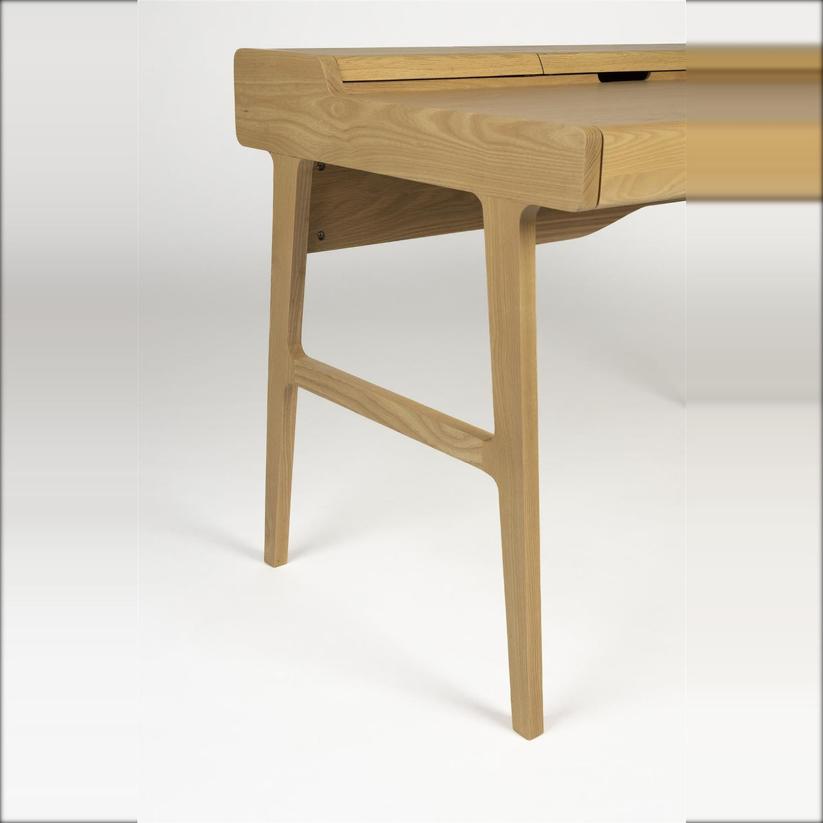 Desk Kaat Natural Domestica – Angled Leg and Frame Detail