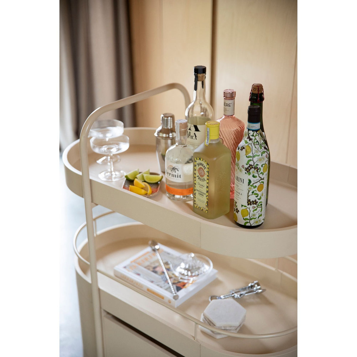 Trolley Wim Beige Domestica – Lifestyle – Bottles and Glasses on the Top Tier