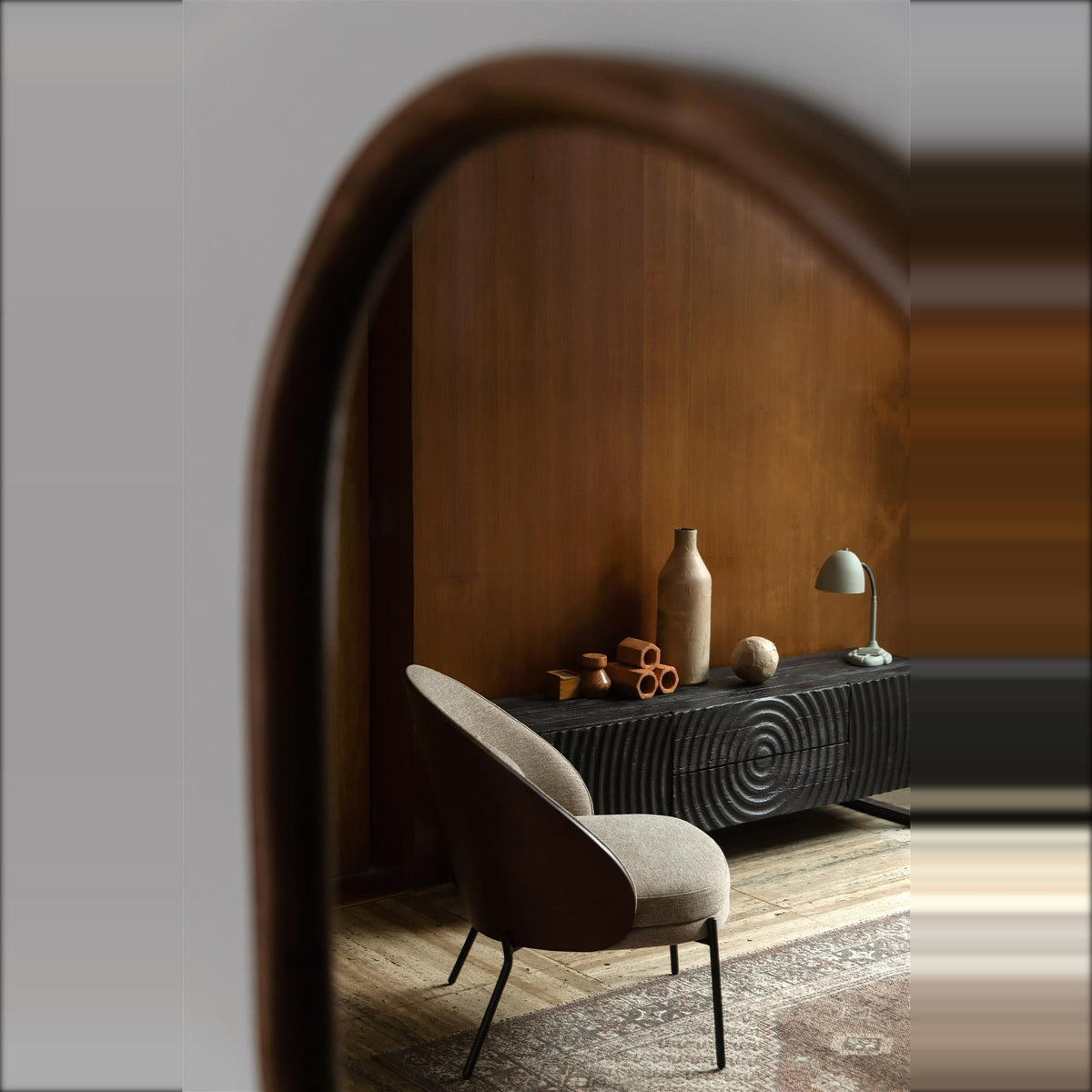 Mirror Ashley Walnut Domestica – Lifestyle – Close-up with Room Reflection