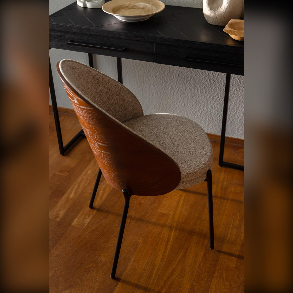 Dining Chair Rodin Beige Domestica – Lifestyle – At a Black Desk on a Wooden Floor