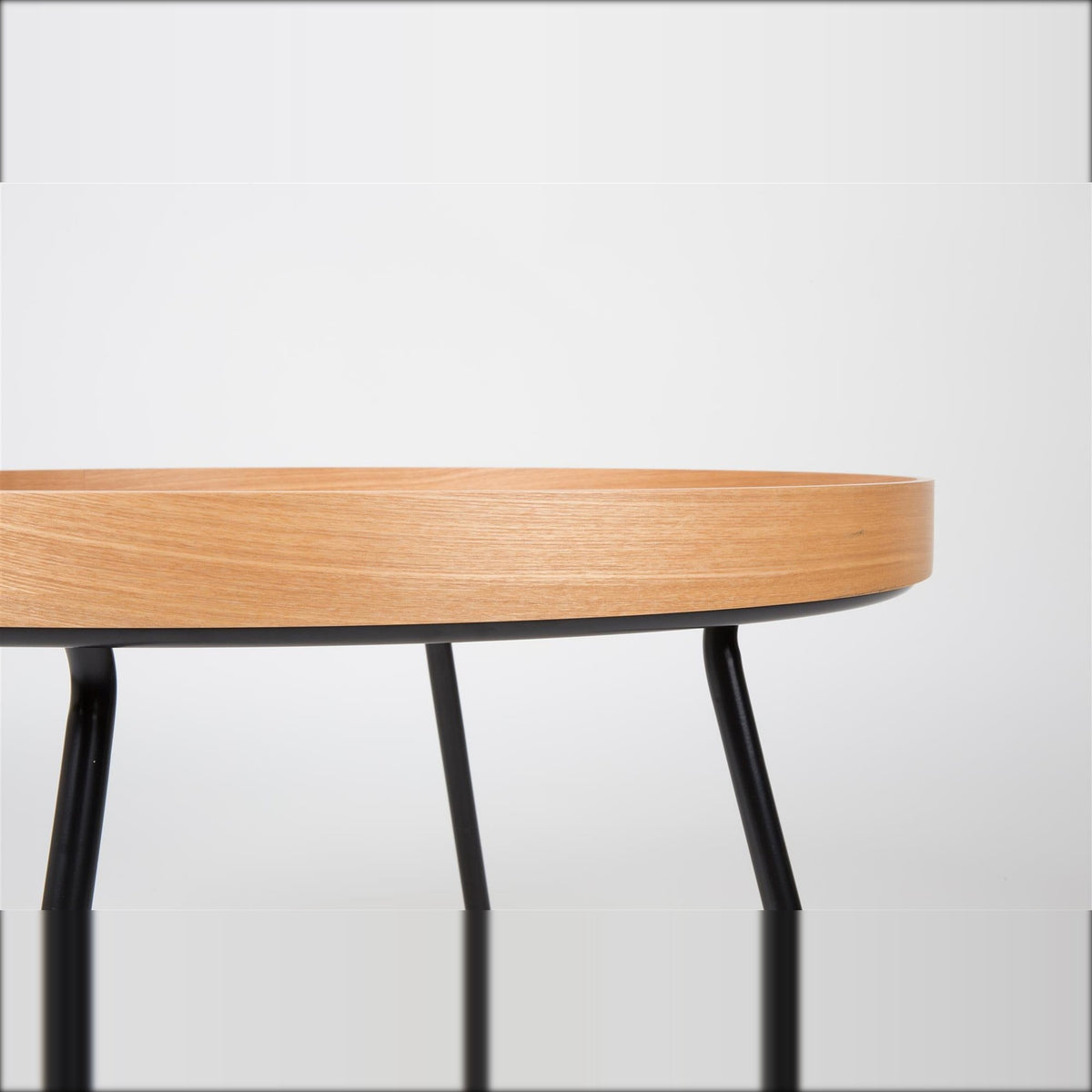 Coffee Table Oak Tray Natural Domestica – Tray Rim and Black Steel Frame Close-up