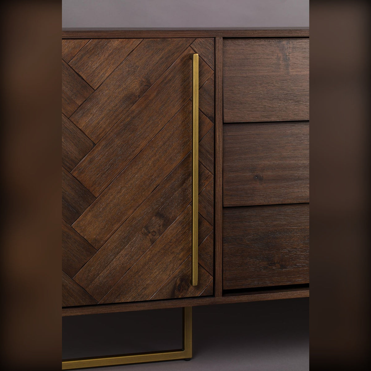 Sideboard Class High Golden Brown Domestica – Herringbone Door and Gold-Tone Handle Detail