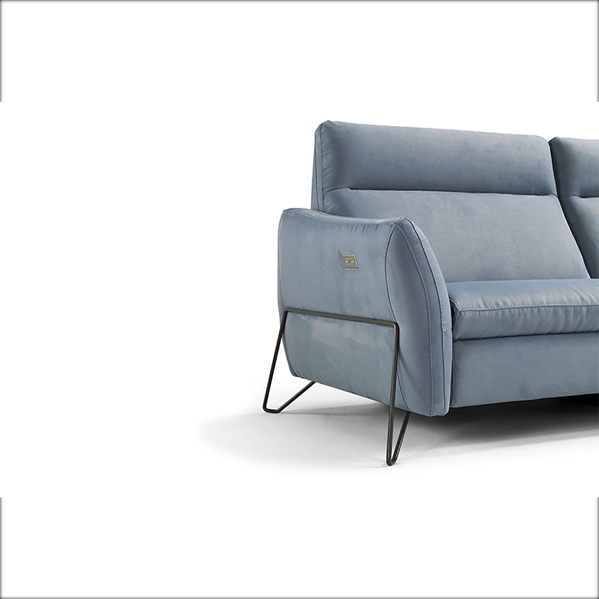 Divano Gaia 2P Steel Blue Domestica – Armrest and Hairpin Leg Detail