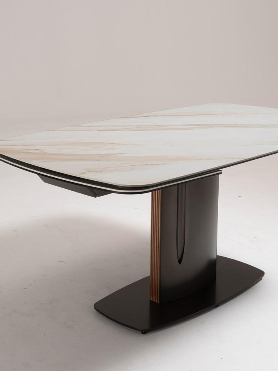 Extendable Dining Table Keel 165-245 cm Calacatta Gold / Bronze Domestica – Lifestyle