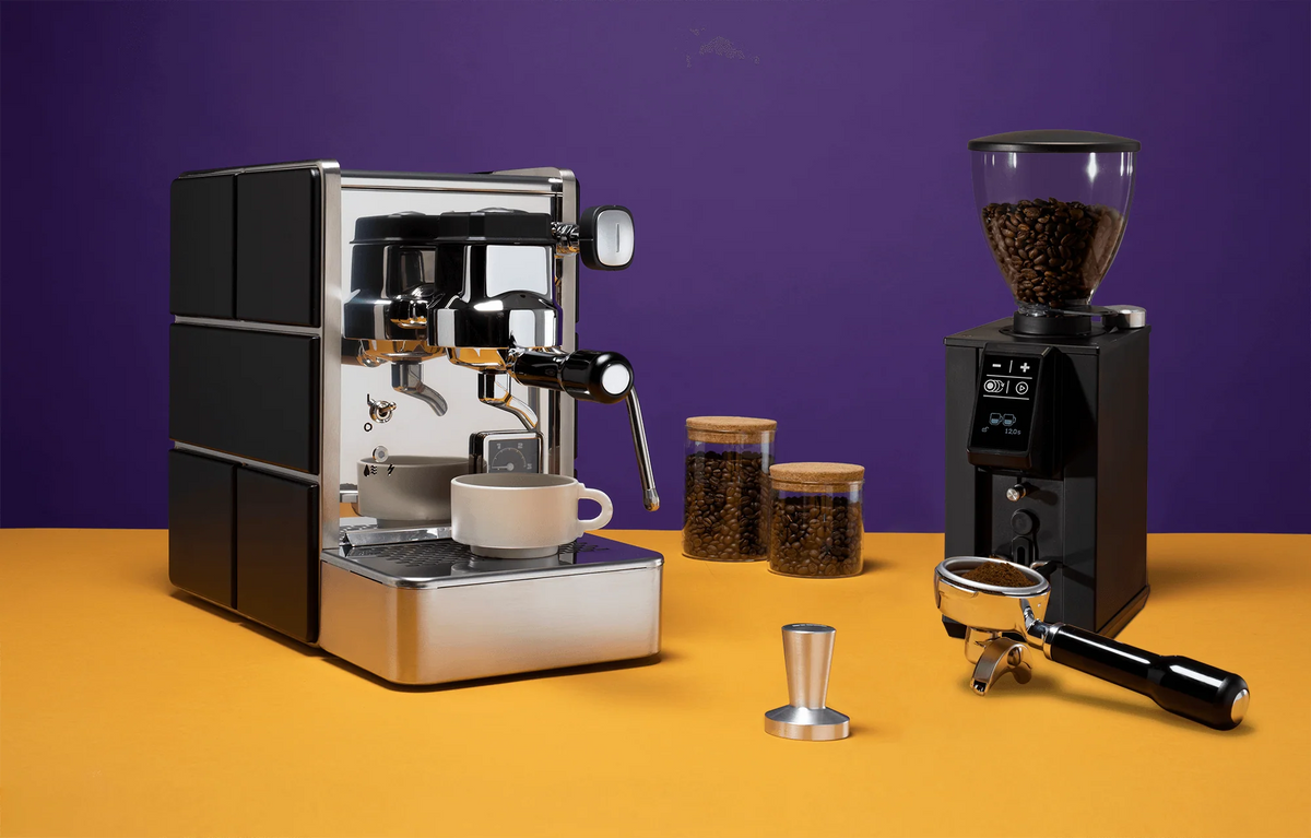 Coffee Grinder Pebble Black Domestica – Lifestyle – Beside an Espresso Machine
