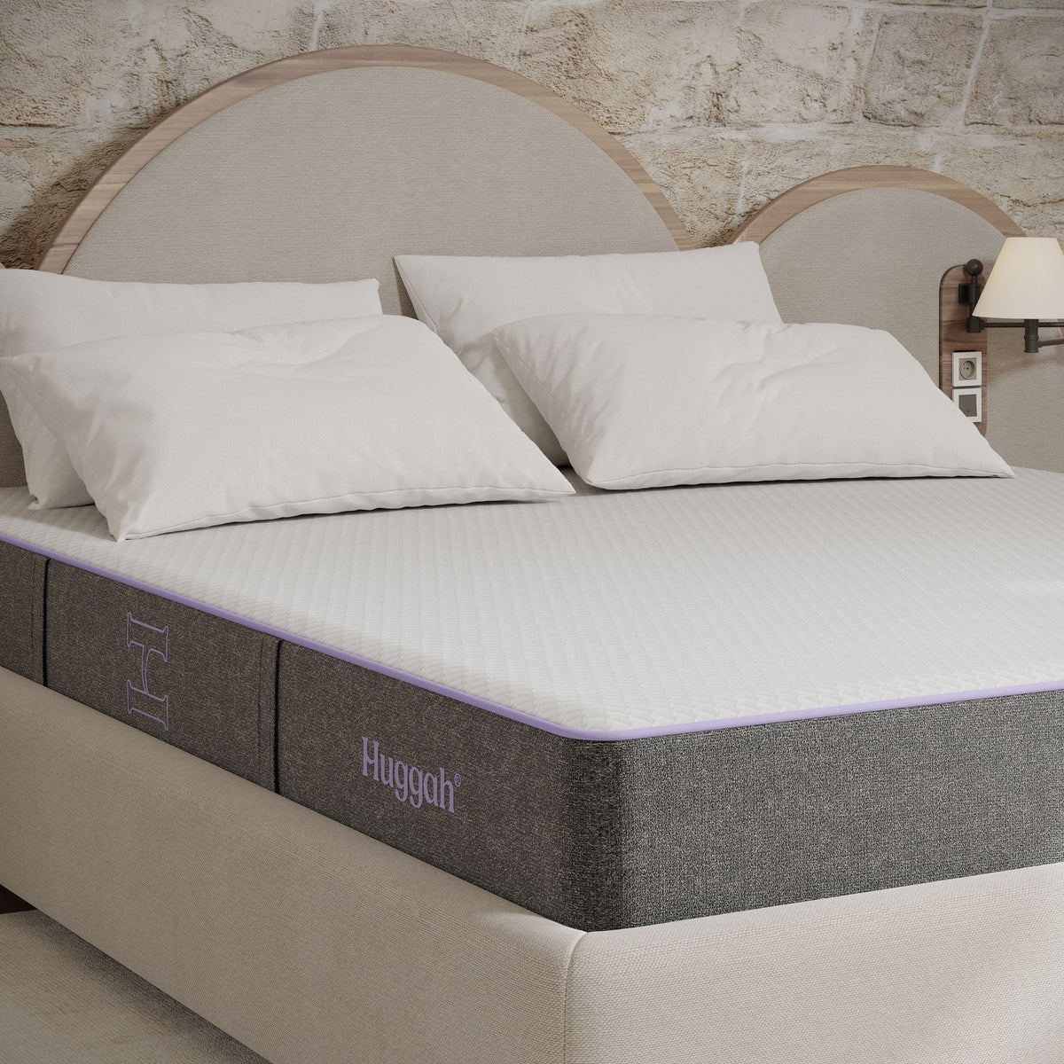 Mattress Huggah Domestica – Lifestyle – Corner on a Bed Against a Stone Wall