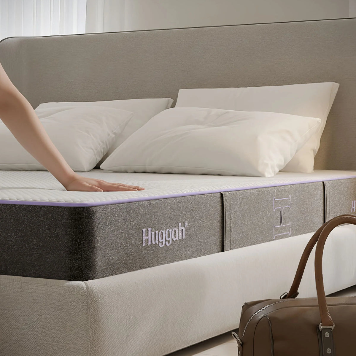 Mattress Huggah Domestica – Lifestyle – Person Pressing the Mattress Top
