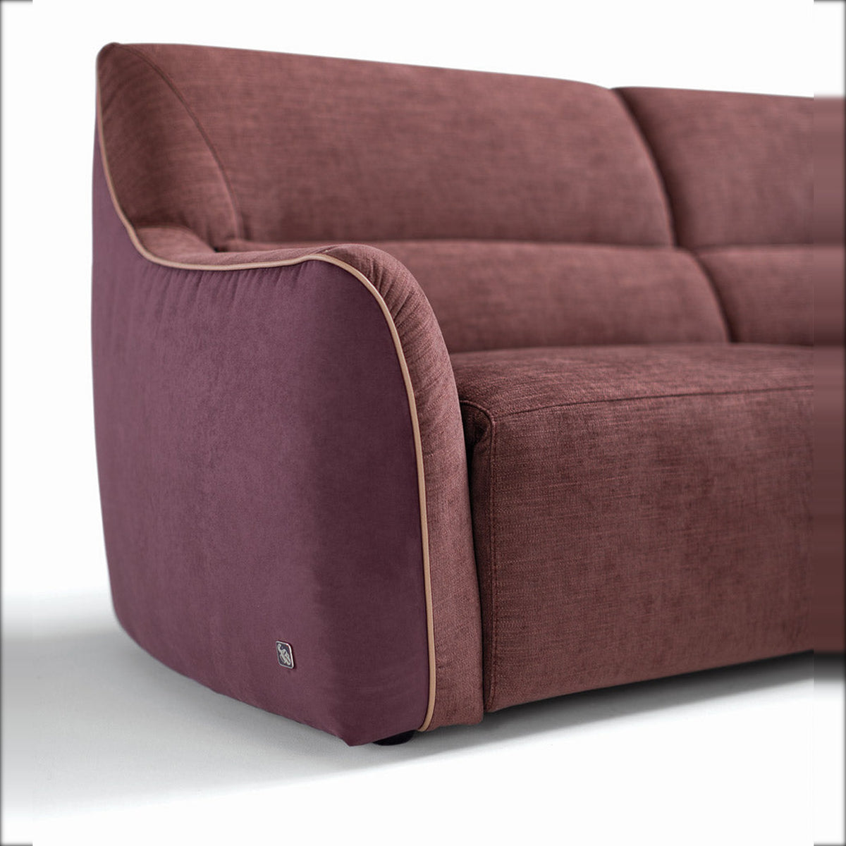 Puffy Domestica – Armrest with Contrast Piping Close-up