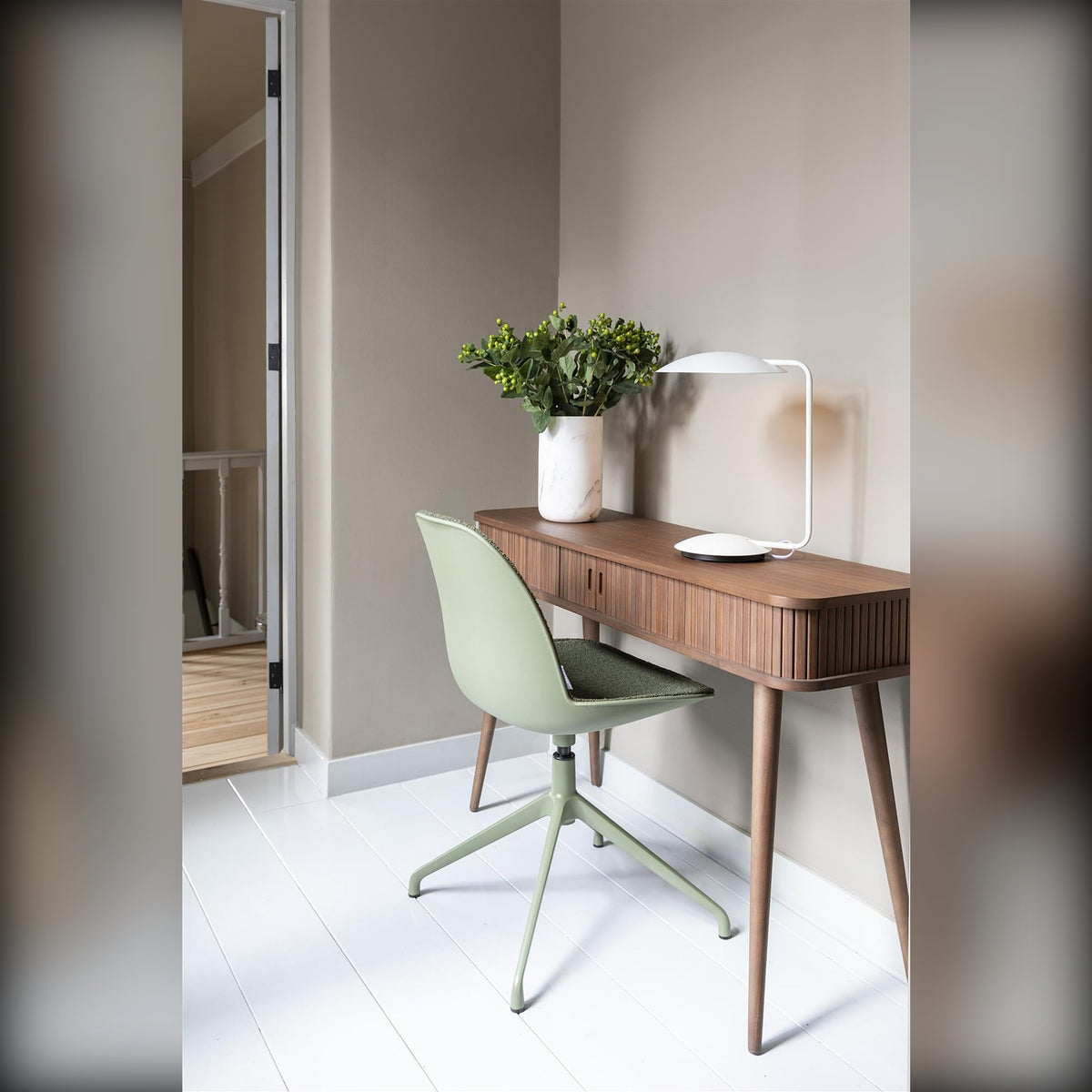 Console Table Barbier Walnut Domestica – Lifestyle – Home Office with a Green Desk Chair