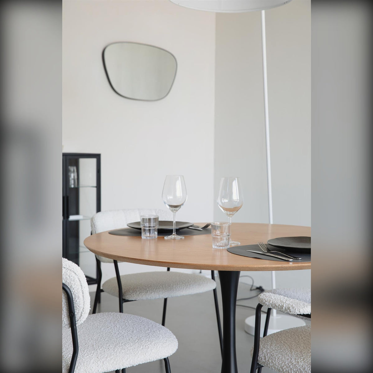 Mirror Lina Black Domestica – Lifestyle – Above a Round Dining Table