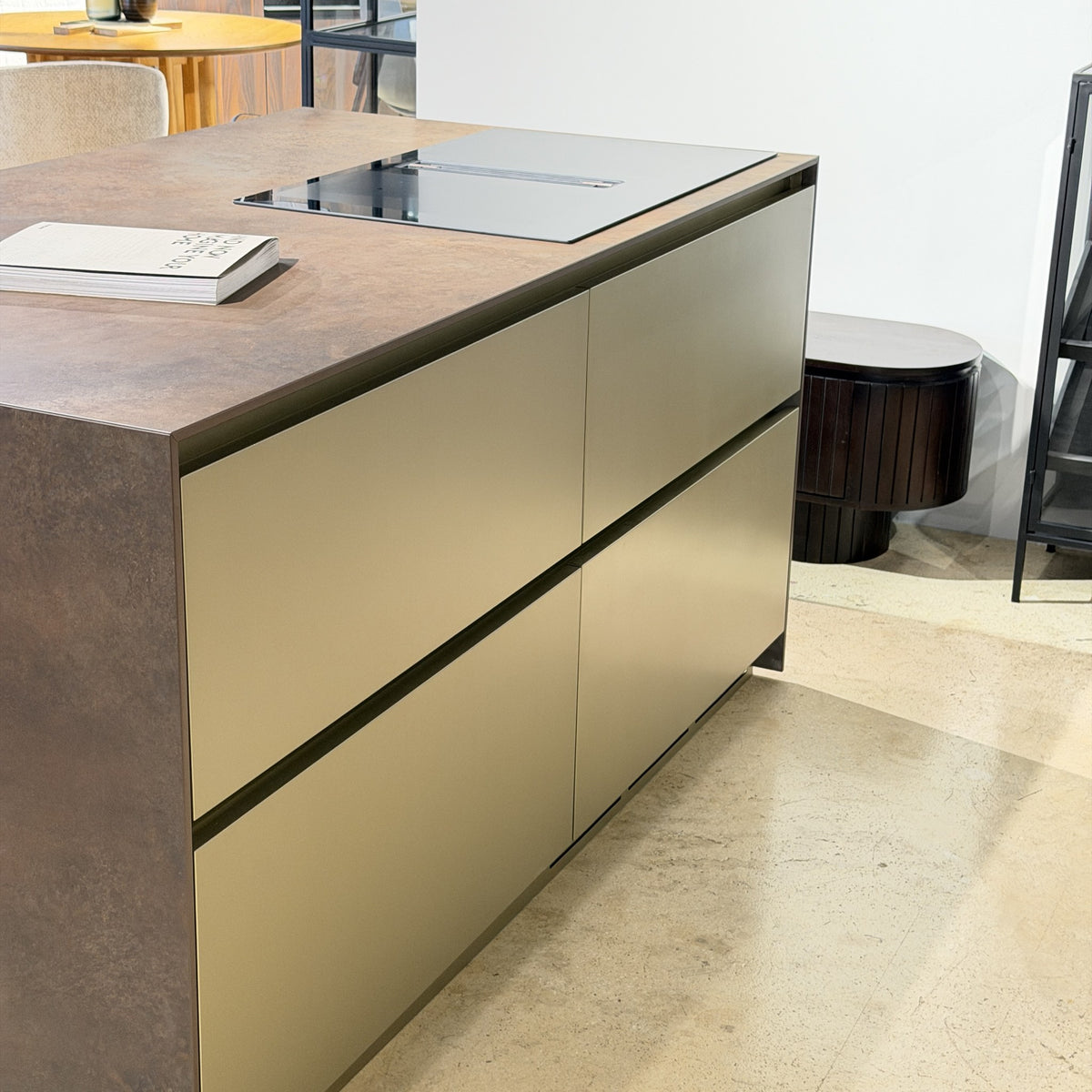 Arkè Gola Kitchen Domestica – Showroom Model – Island Gola Handles and Hob