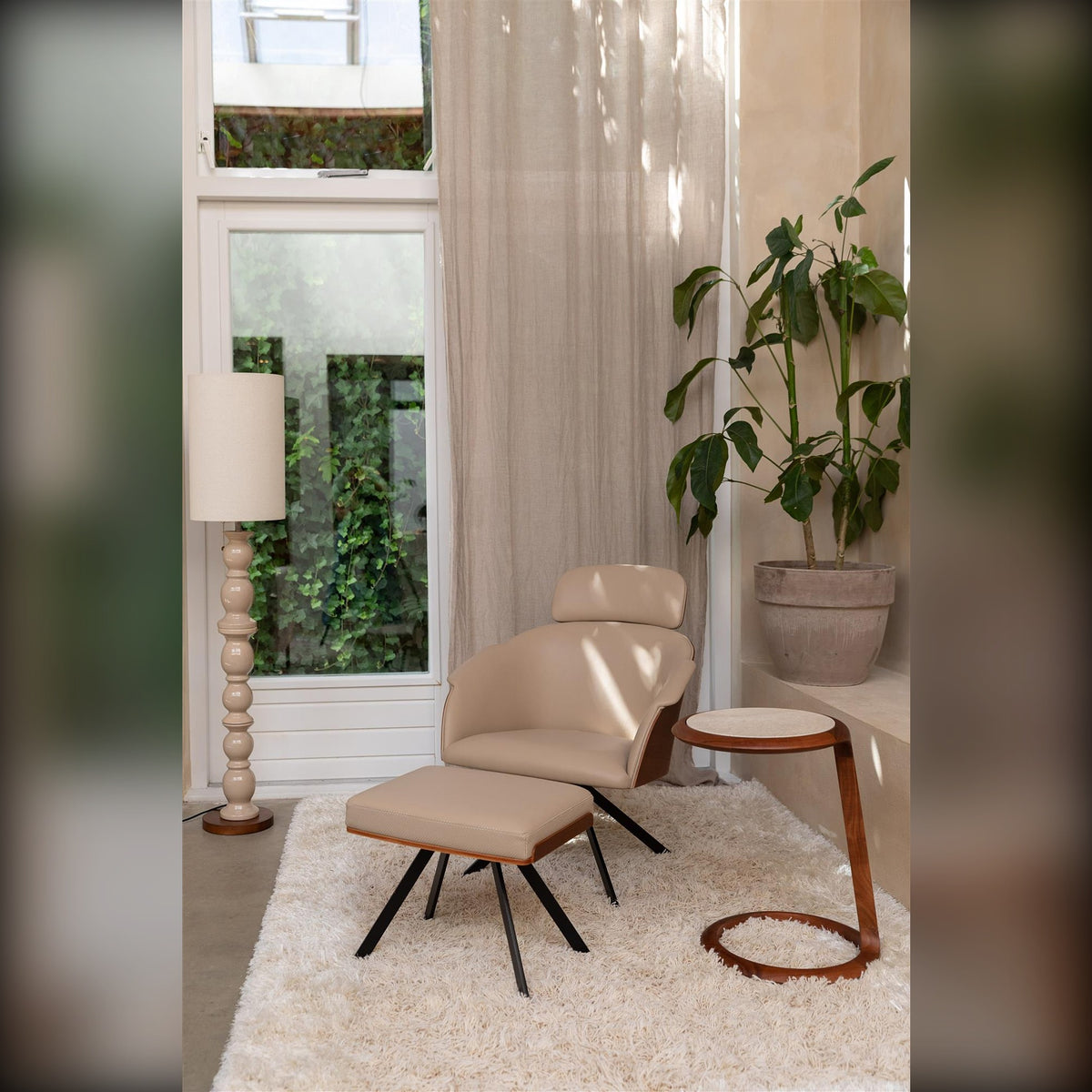 Lounge Chair Frie Beige Walnut Domestica – Lifestyle – On a Rug with Footstool and Plant