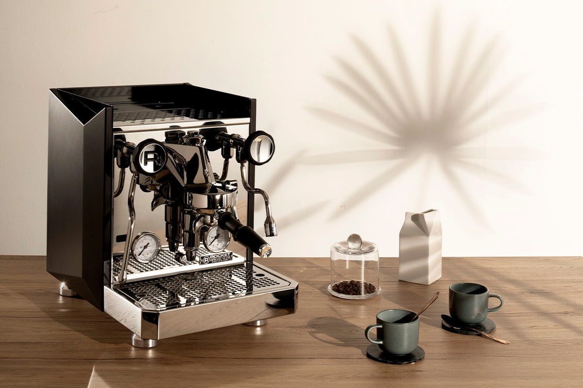 Espresso Machine Giotto FAST Rocket Espresso Domestica – Lifestyle – Black Version on a Table with Espresso Cups