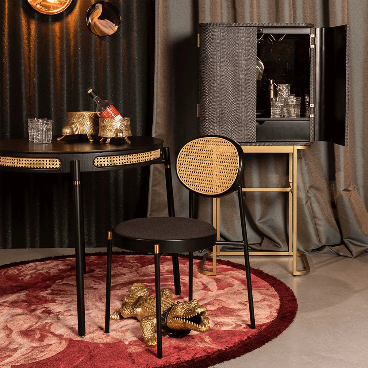 Cabinet Ava Morgana Snake Domestica – Lifestyle – Beside a Round Table and Chairs