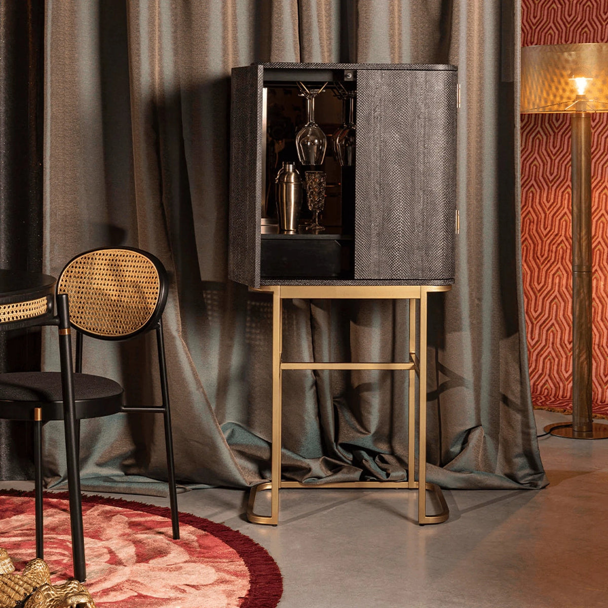 Cabinet Ava Morgana Snake Domestica – Lifestyle – In a Bar Lounge with Woven Chair