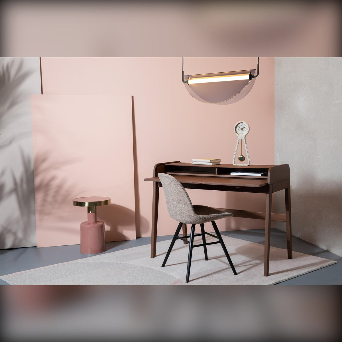 Desk Table Barbier Walnut Domestica – Lifestyle – Pink Home Office with White Chair