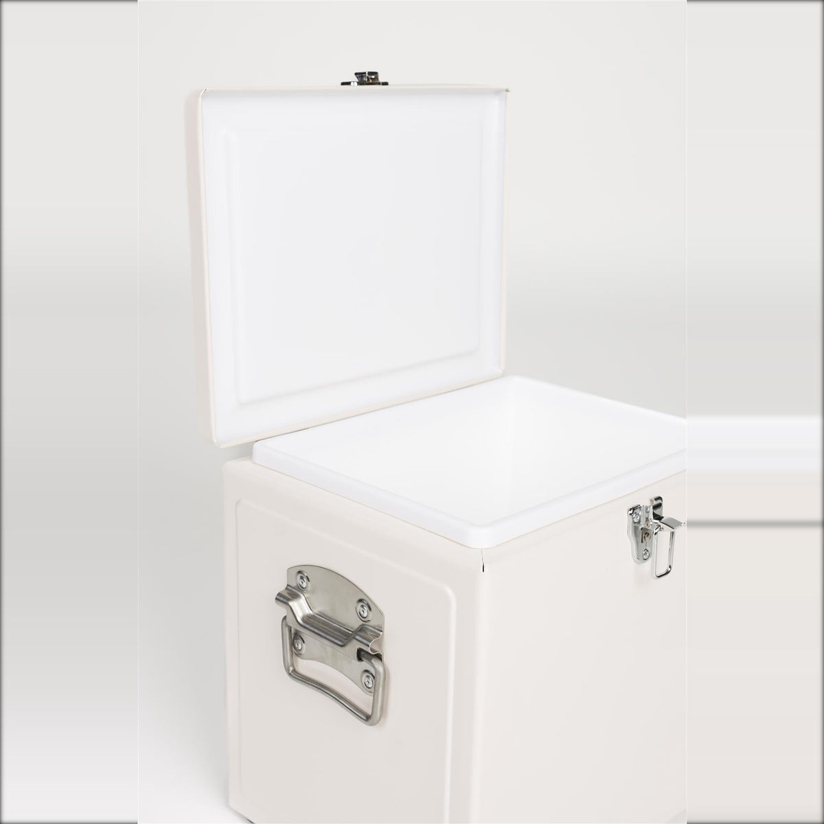 Cooler Be Cute Cream Domestica – Open Lid, Side Handle and Latch Close-up