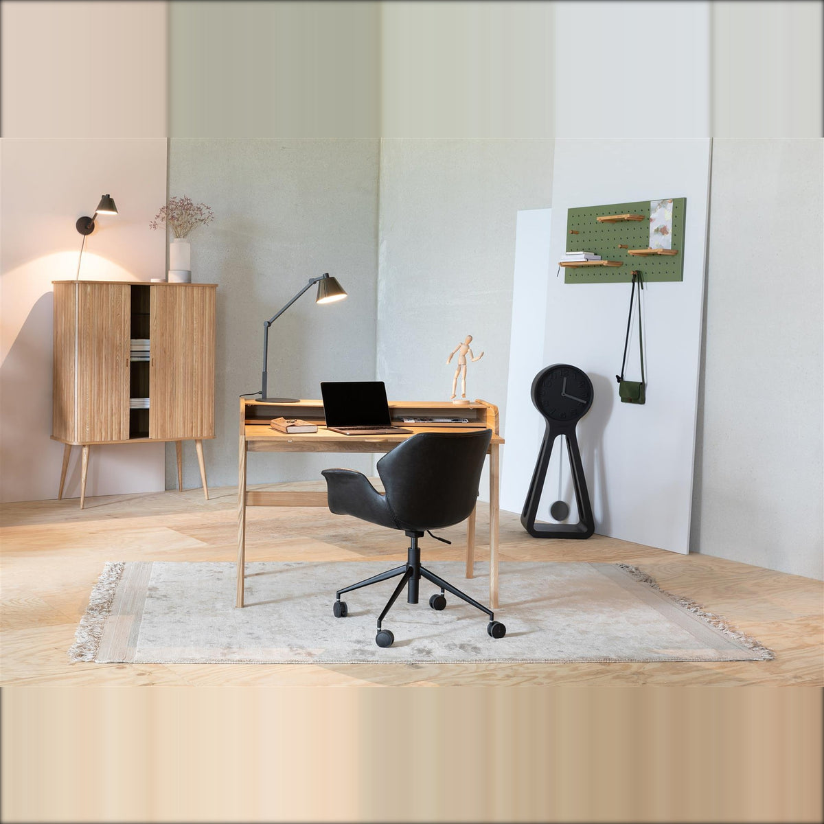 Desk Table Barbier Natural Domestica – Lifestyle – Home Office with Black Swivel Chair and Rug